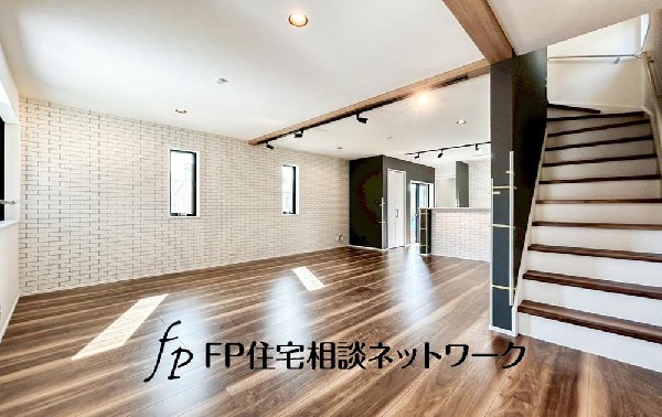 オープンでのびやかな空間を生み出す、こだわりの広がりとゆとり。家族と過ごす時間を大切にしたい方にぴったりの明るくゆとりある住空間です。窓からの日差しがリビングの隅々までしっかりと届きます！