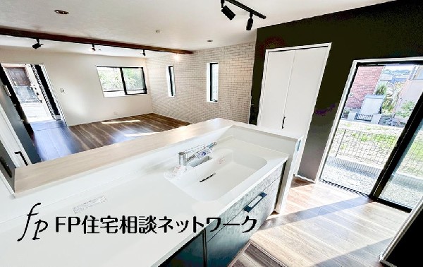 新しいキッチンは食事の支度が捗りますね！お子様と一緒に準備や片付けが出来るキッチンは、ご家族のコミュニケーションを育む場として活躍します。何気ない時間ですが、大切にしたいですね！