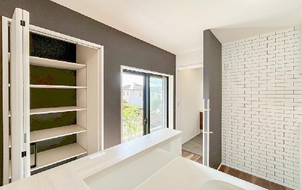 キッチン横にはパントリースペースを完備。お水や非常食などの備蓄庫としても活躍する「万能型収納」です。キッチンも散らかることなくたっぷりと収納できる大きさのパントリーです！