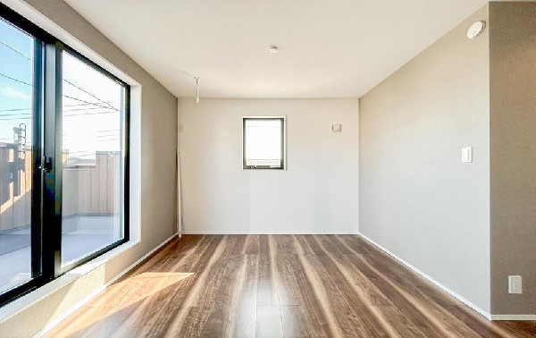 光が取り込みやすい2面採光の居室。日当たり良好です。クローゼットを完備し、収納スペースも十分。初めてのお子様にとっての「自分の部屋」。学習デスクやベッドの配置もラクラクです。