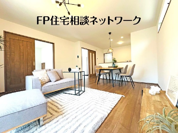 新しい木の香りと真っ白なクロス。そして優しい家族の笑顔。何時間でもここにいたいと思える快適リビング。