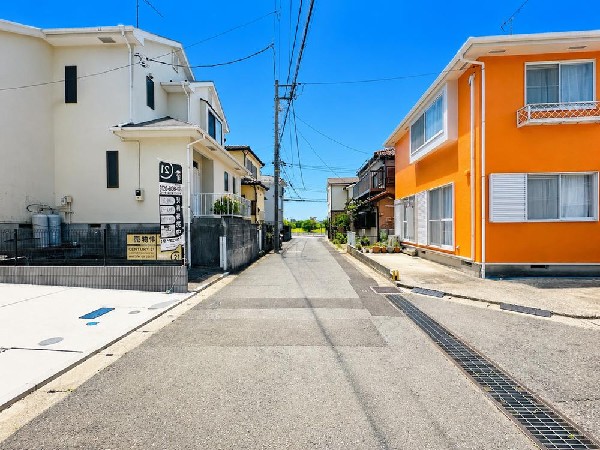 外観:☆☆風通しの良い住宅地☆☆  ゆとりのある住宅地　部屋の窓を開けるとそこには心地よい風が通りぬけます♪
