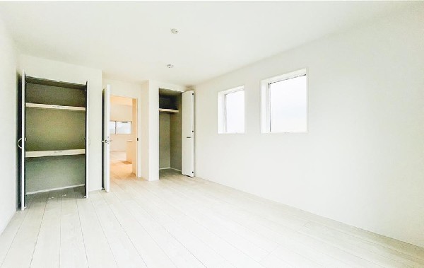 居室には収納クローゼットを完備！普段使いのお洋服や小物はもちろん、季節物のお洋服などもしっかりと整理整頓おしまい頂けます。居室空間をより広く隅々までお使いいただけますね。