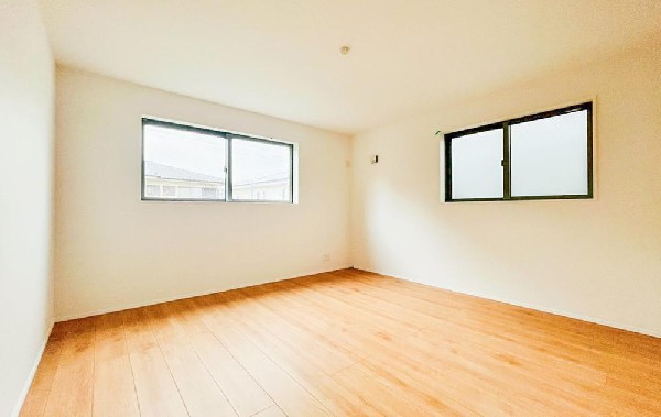 2面採光でお部屋の隅々まで明るい居室。おひさまの光を、爽やかな風をたっぷりと取り込めます。居室内はいつも明るい印象ですので、気持ちの良い朝を迎えられそう。毎日の生活も自然と明るくなりますね。