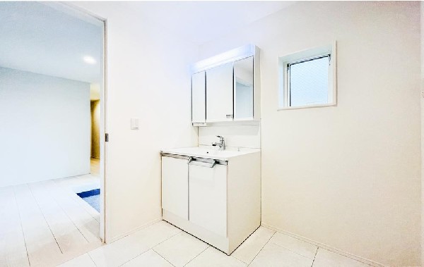 ゆとりのある洗面スペースで、朝の身支度やお掃除・片付けも快適スムーズです。３面鏡で髪のセットやお化粧もストレスなくこなせ、朝から気分良く通勤通学に向かえそうですね！