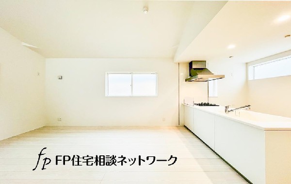 オープンでのびやかな空間を生み出す、こだわりの広がりとゆとり。家族と過ごす時間を大切にしたい方にぴったりの明るくゆとりある住空間です。窓からの日差しがリビングの隅々までしっかりと届きます！