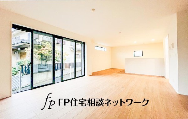 ご家族が集まるからこそＬＤＫは拘りたいですよね！日光をたっぷりと取りこめるリビングでゆったりと過ごしませんか？子供たちが元気に笑いながら走り回っている姿が目に浮かぶ空間です。