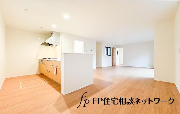 ソファを置いてゆったり寛げる広さのリビングは、ご家族の憩いの場にぴったり！ダイニングテーブルやソファー、ローテーブル等の家具もしっかりと配置できます。