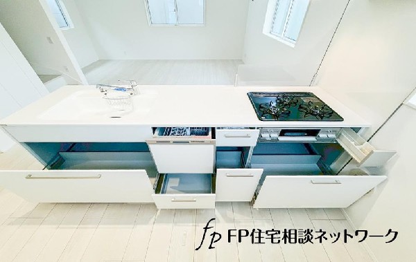 リビングを見渡せるカウンターキッチンでお子様の様子を伺いながら食事の支度が出来ます。家族の気配を感じられる、そんな空間を演出できるキッチンです。