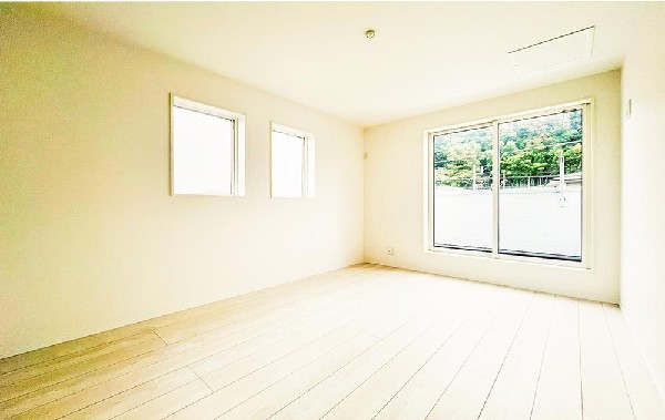 光が取り込みやすい2面採光の居室。日当たり良好です。クローゼットを完備し、収納スペースも十分。初めてのお子様にとっての「自分の部屋」。学習デスクやベッドの配置もラクラクです。