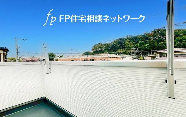 外観:開放的なバルコニーは太陽の温かな温もりをめいっぱい受け止めてくれます。太陽の光と爽やかな風を受けたお洗濯物はあっという間に乾き、取りこむ時には太陽の匂いを感じられそうですね。