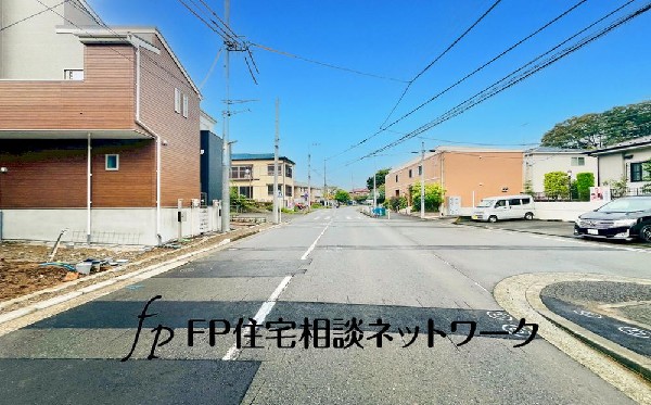 外観:閑静な車通りの少ない道路。お車の出し入れが苦手なママや小さなお子様にも安心ですね。車のすれ違いも問題なくできるので、ストレスなく運転できます！