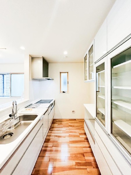 背面にカップボードが備え付けされています。システムキッチンと一体感あるカラーで見た目もgood。たまにしか使わない調理家電の収納に重宝します。