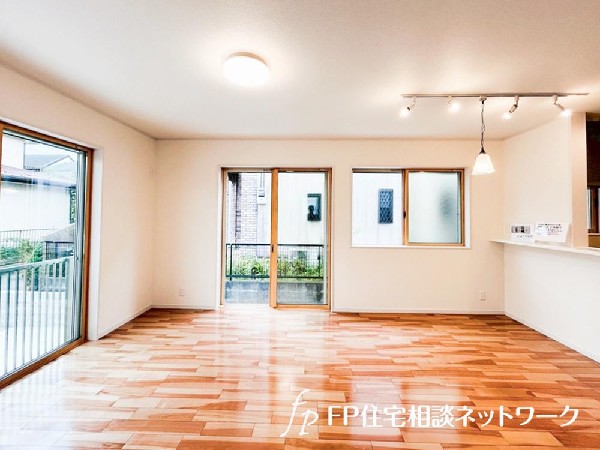 家族と過ごす時間を大切にしたい方にぴったりのゆとりある住空間です。窓からの日差しがリビングの隅々までしっかりと届きます。