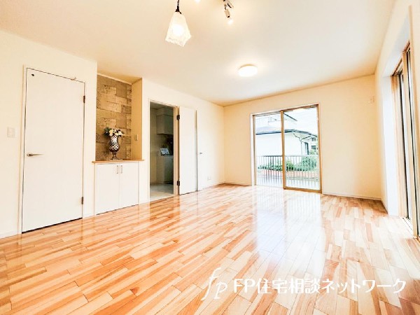 想像以上の質感が訪れる者の心を離さない。フローリング素材、窓の配置、壁面タイル、カラーバランス、どれをとってもワンランク上の仕上がり。この邸宅の「上質な暮らし」を堪能してほしい。