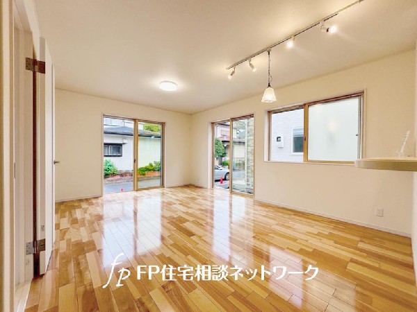 家族と過ごす時間を大切にしたい方にぴったりのゆとりある住空間です。窓からの日差しがリビングの隅々までしっかりと届きます。