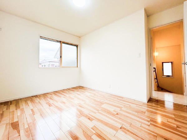 2面採光でお部屋の隅々まで明るい印象の居室。おひさまの光を、爽やかな風をたっぷりと取り込めます。居室内はいつも明るいので、毎日の生活も自然と明るくなりますね。