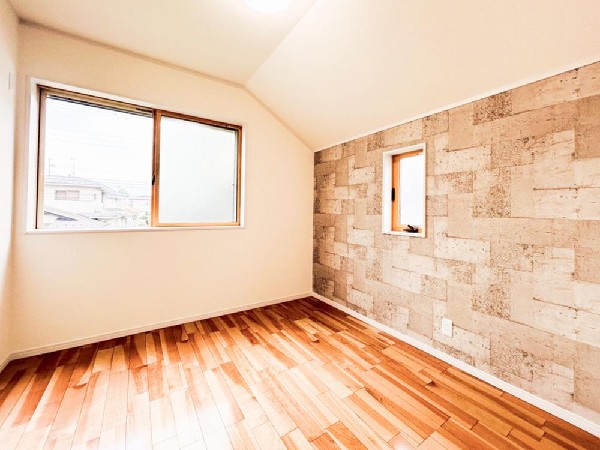 光を取り込みやすい2面採光の居室は日当たり良好です。クローゼットの完備で収納スペースも十分。初めてのお子様にとっての「自分の部屋」。学習デスクやベッドの配置もラクラクです。