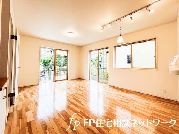 ＬＤＫのメインとなる大きな窓。通常サイズより大きめの開口部から暖かい陽射しが長い時間射し込みます。天気の良い日は是非窓を開けて風通しの良さもご体感下さい。明るいＬＤＫがご家族団欒の時を作ります。