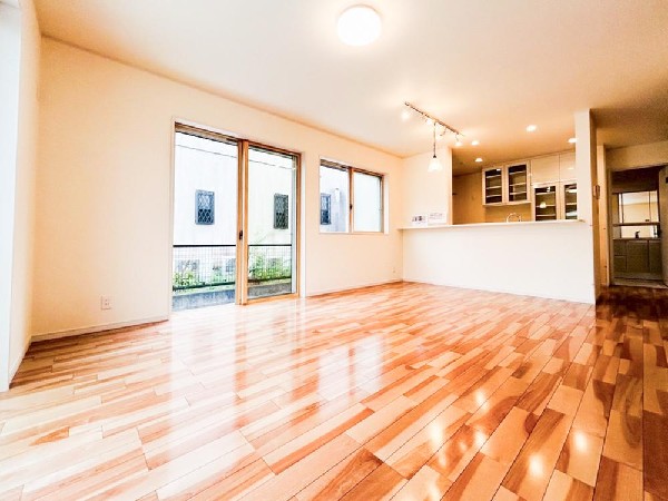 家族だんらんのスペースとなるリビング。窓が多い設計なので色々な角度から光が取り込めます。明るいリビングで新しい生活を。