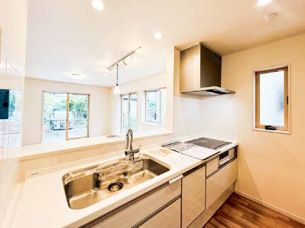 食事の支度をしながらリビングを見渡せる対面キッチンです。最近はリビングで勉強するお子様も増えてきているようです。