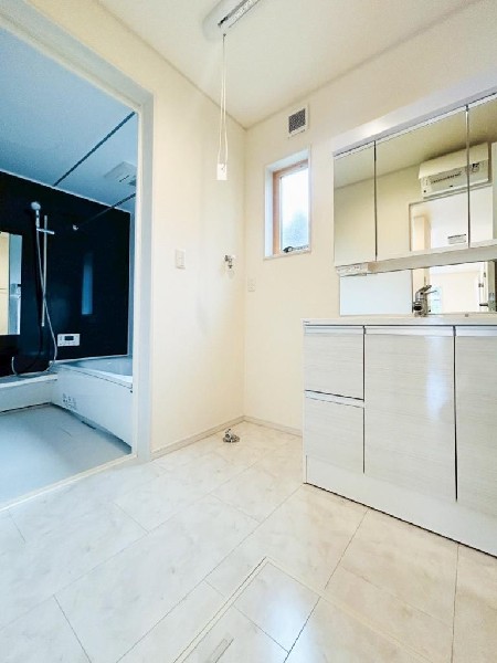 ゆとりの洗面スペースで朝の身支度も快適スムーズに。三面鏡で髪のセットやお化粧もストレスなくこなせ、朝から気分良く通勤通学に向かえそうですね！鏡の裏にはたっぷりと収納スペースを標準装備！