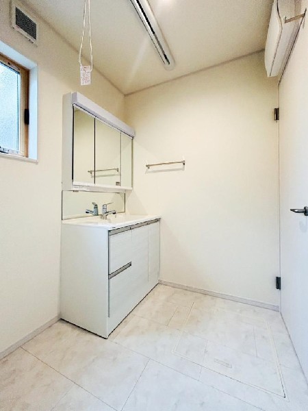 洗面所には物干しユニットを設置しております。梅雨時期や花粉対策の室内干しに最適なツールです。