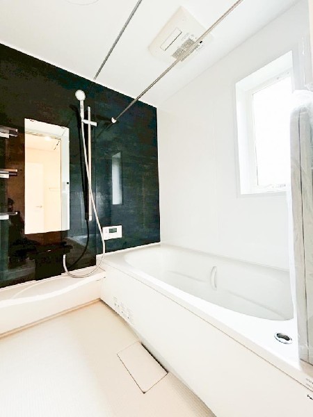 ユニットバスはゆったりとくつろげる1坪タイプ。足までしっかりと伸ばせる浴槽は、心身ともにしっかりと疲れを癒してくれます。お子様と一緒の入浴でも充分な広さです。