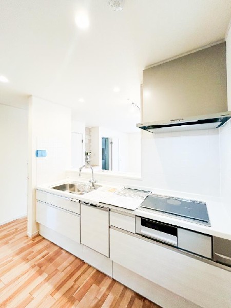 リビングのお子様を見守りながらお料理が出来る対面式カウンターキッチン。ご家族との会話がはずみます。