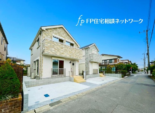 外観:前面道路は車通りの少ない道路。段差もなくお車の出し入れが苦手な方も駐車しやすそうです。