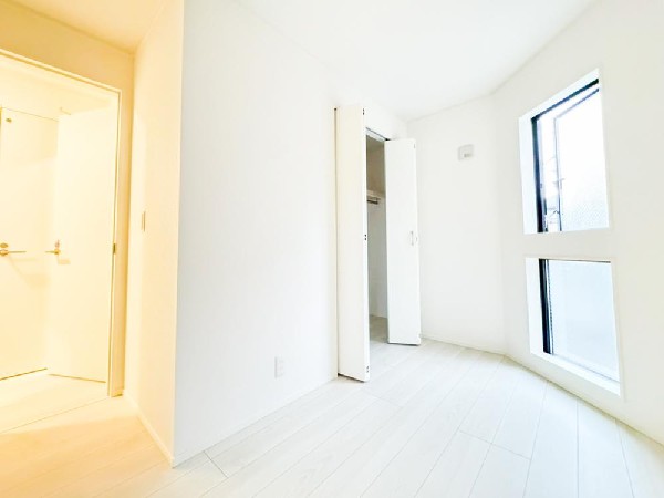 清潔感あるカラーで仕上げられた内装です。世代を問わず人気で、インテリアも合わせやすい色調ですので、落ち着きと安らぎを感じさせる雰囲気になっています。