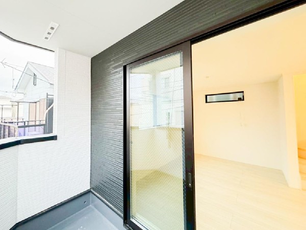 バルコニーは２階と３階の２フロアに配置しています。２階のバルコニーには天井がありますので、急な雨にもお洗濯物が濡れにくく安心です。