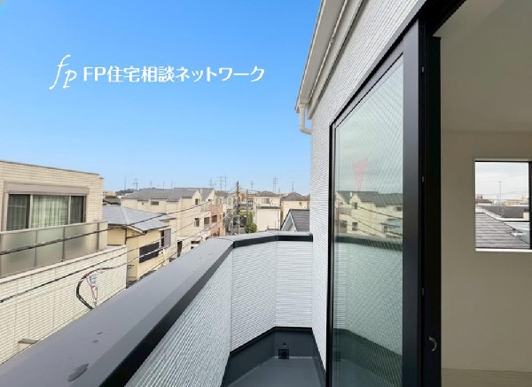 東に大きく面したバルコニー。朝日を浴びてお洗濯もあっという間に乾きそう。家事もスムーズにこなせますね。太陽の匂いが感じられる心地よさ。