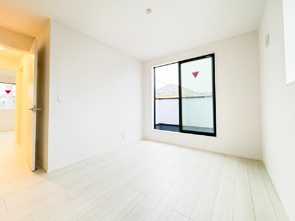 光を沢山取り込める大きな窓。日差しを長時間受ける事が出来る暖かいお部屋です。もちろんペアガラスなので、遮音性にも優れ、結露も発生しにくい構造。サッシ周りのカビが発生しにくくなります。