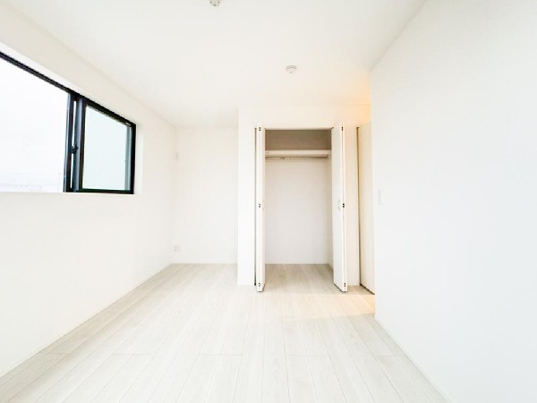 全居室に収納クローゼットを完備。普段使いのお洋服や小物はもちろん、季節物のお洋服などもしっかりと整理整頓出来る。居室空間を隅々まで使えるのが嬉しい。