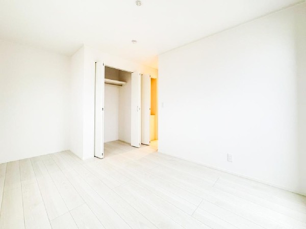 清潔感あるカラーで仕上げられた内装です。世代を問わず人気で、インテリアも合わせやすい色調ですので、落ち着きと安らぎを感じさせる雰囲気になっています。