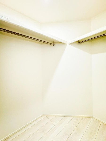 ウォークインクローゼットのある住まいで収納上手な生活を実現。衣類だけでなく、箱物や思い出の品もたっぷり収納できます。