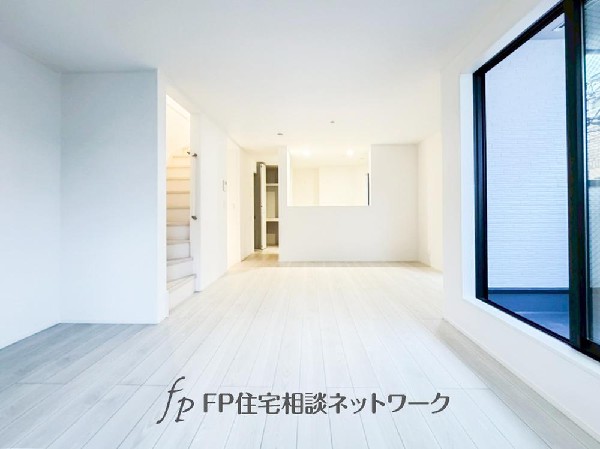 家族と過ごす時間を大切にしたい方にぴったりのゆとりある住空間です。窓からの日差しがリビングの隅々までしっかりと届きます。