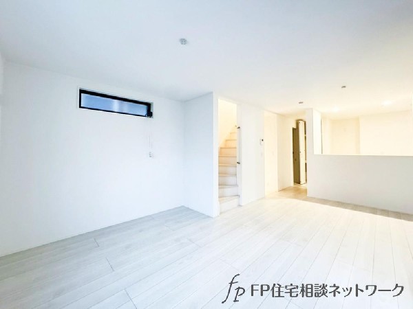 オープンでのびやかな空間を生み出す、広がりとゆとり。家族と過ごす時間を大切にしたい方にぴったりのゆとりある住空間です。窓からの日差しがリビングの隅々までしっかりと届きます。