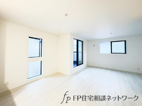 家族だんらんのスペースとなるリビング。窓が多い設計なので色々な角度から光が取り込めます。明るいリビングで新しい生活を。