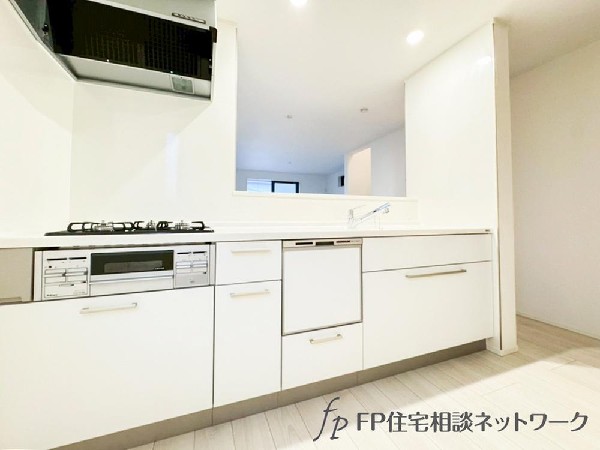 新しいキッチンは食事の支度が捗ります。お手伝いをしてくれるお子様と並びながら準備や片付けが出来るキッチンは、ご家族のコミュニケーションを育む場として活躍します。何気ない時間ですが、大切にしたいですね。