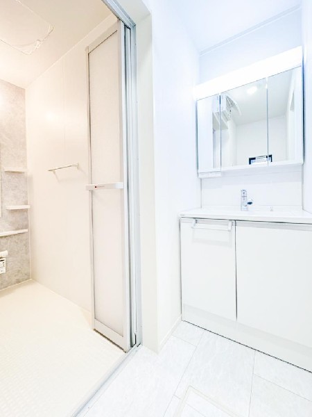 ゆとりの洗面スペースで朝の身支度も快適スムーズに。三面鏡で髪のセットやお化粧もストレスなくこなせ、朝から気分良く通勤通学に向かえそうですね！鏡の裏にはたっぷりと収納スペースを標準装備！