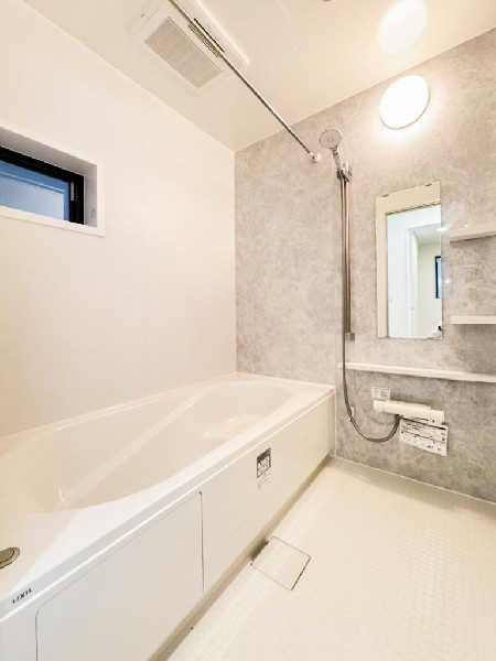 ユニットバスはゆったりとくつろげる1坪タイプ。足までしっかりと伸ばせる浴槽は、心身ともにしっかりと疲れを癒してくれます。お子様と一緒の入浴でも充分な広さです。