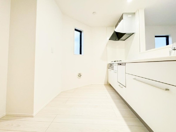 背面が広くなっていて、収納や調理家電を置けるスペースになっているので、ご夫婦でお料理を楽しめそうです。