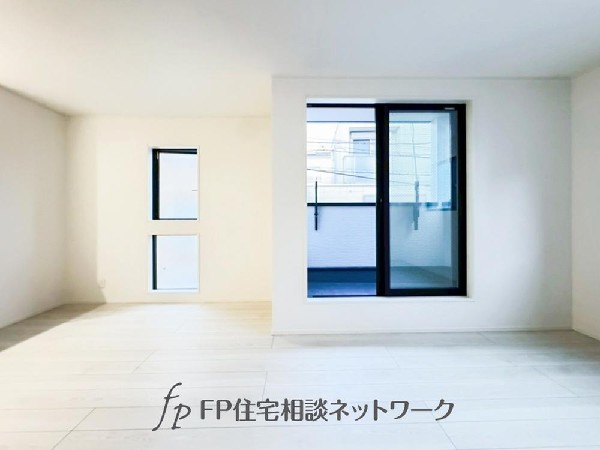 掃き出しの窓からは太陽のやわらかな光はもちろん、年中爽やかな風が吹き抜けます。自然の恵みが、快適で心地の良い空間を演出してくれますね。