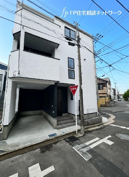 外観:シンプルで清潔感がある白い外観は、明るく爽やかな印象です。広い青空に白が映えています。