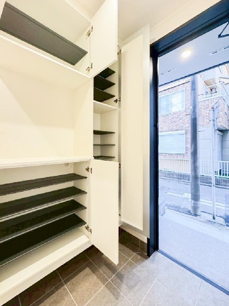 外観:下駄箱は可動棚タイプになっていますので、脚の長いブーツや長靴もたっぷり収納いただけます。いつも気持ちよくご家族をむかえられるよう、玄関下駄箱収納をフル活用してスッキリとした玄関を保ってください。