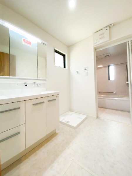 ゆとりの洗面スペースで朝の身支度も快適スムーズに。三面鏡で髪のセットやお化粧もストレスなくこなせ、朝から気分良く通勤通学に向かえそうですね！鏡の裏にはたっぷりと収納スペースを標準装備！