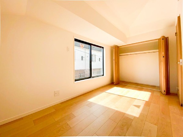 収納力が豊富な大型クローゼット。普段着やスーツはもちろんのこと、コート類などもしっかり掛けられます。奥行きもあるので、収納ボックスもそのまましまえて部屋がスッキリしますね。