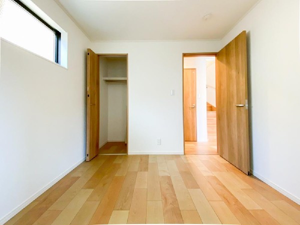 清潔感あるカラーで仕上げられた内装です。世代を問わず人気で、インテリアも合わせやすい色調ですので、落ち着きと安らぎを感じさせる雰囲気になっています。